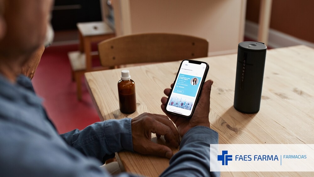Cliente usando la app que tiene la farmacia integrada dentro de su estrategia de marketing digital.