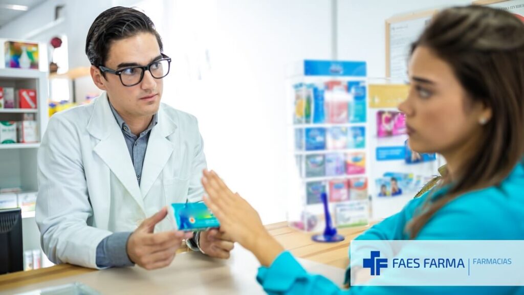 Farmacéutico atendiendo a una chica joven que ha venido a por un antibiótico a la farmacia sin receta.