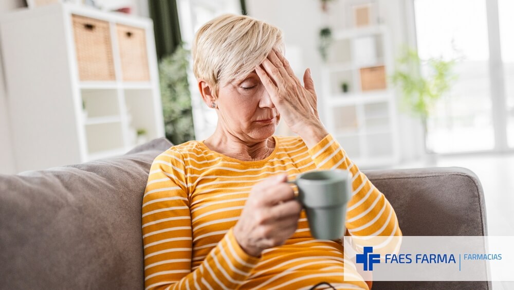 Mujer adulta se siente débil y mareada porque sufre una posible RAM moderada derivada de un tratamiento antihipertensivo.