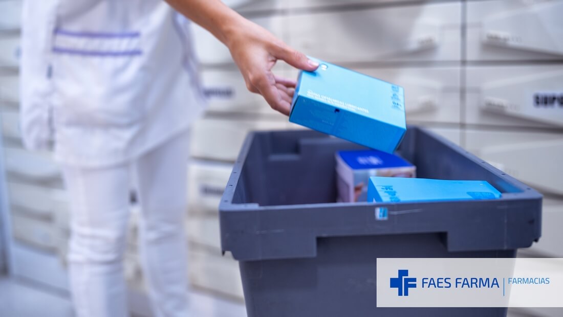 Farmacéutico colocando productos de un pedido en la farmacia según método PEPS.