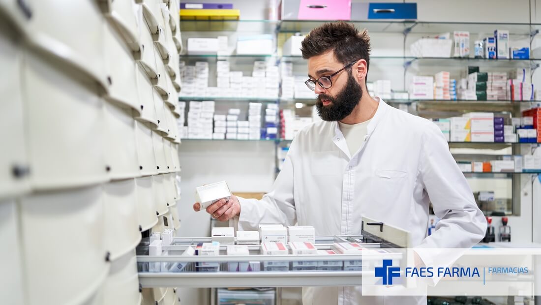 Farmacéutico encontrando un envase fácilmente en las cajoneras de su farmacia porque se aplican bien los sistemas FIFO y FEFO.