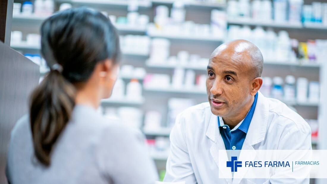 Farmacéutico comunitario haciendo test de Batalla a una paciente hipertensa para medir su adherencia terapéutica.