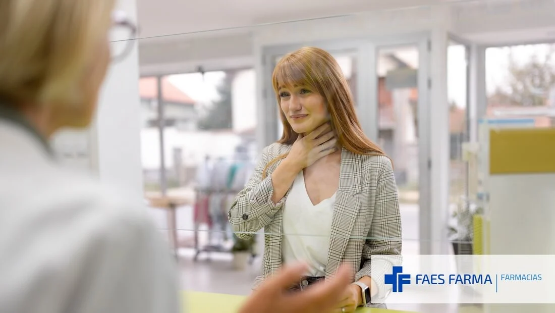 Mujer joven con dolor de garganta que está siendo entrevistada en la farmacia con PASITAMAE.