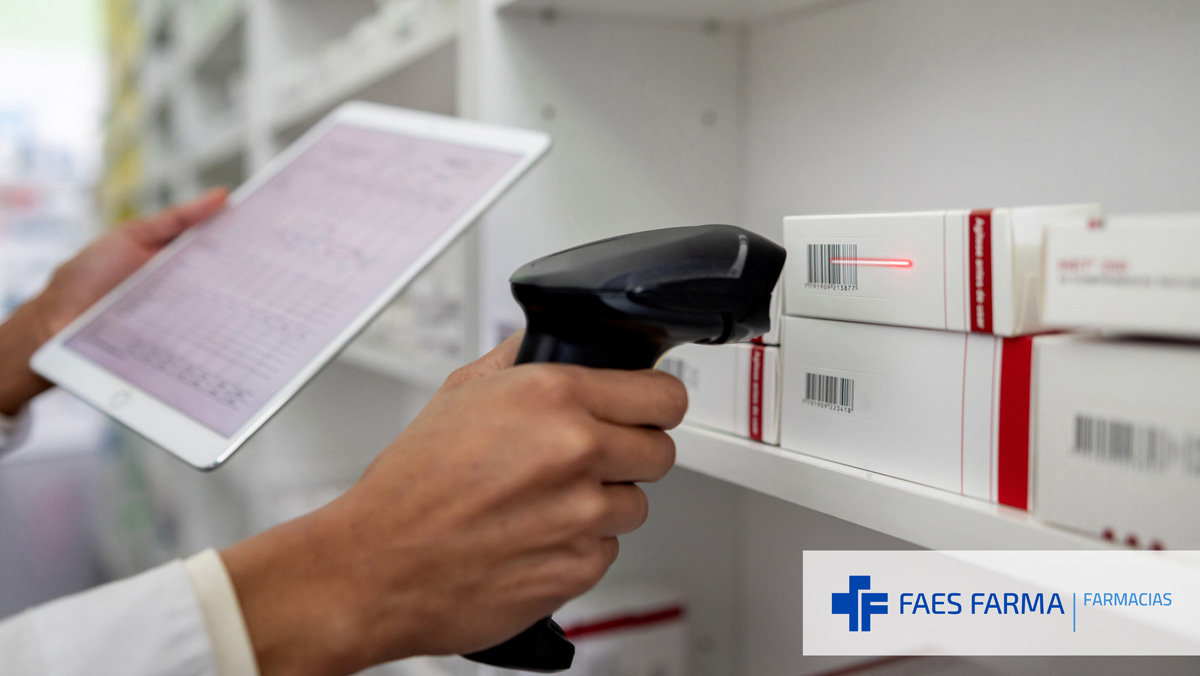 Farmacéutico usando un lector de código de barras para hacer inventarios rotativos en su farmacia.