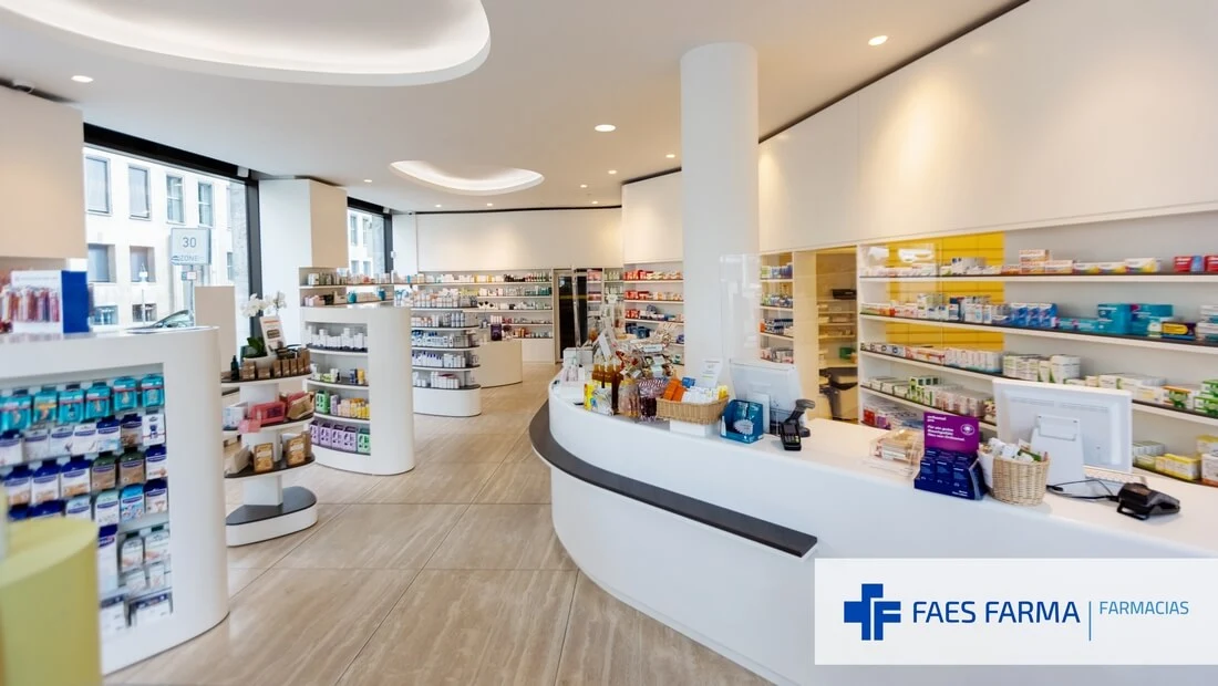 Interior de una farmacia en la que aplican merchandising de presentación.