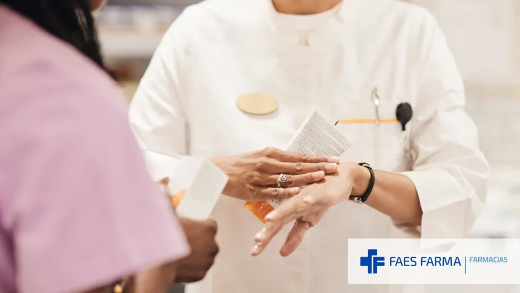 Farmacéutica dando a probar productos dermocosméticos como parte de una estrategia de merchandising de seducción.