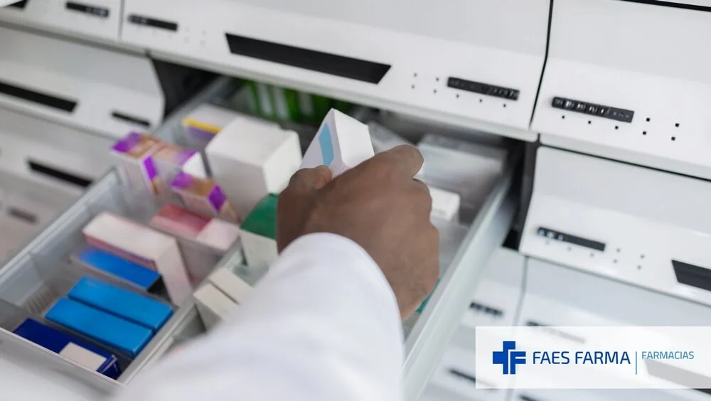 Farmacéutico sacando un medicamento erróneo del cajón, originando así un error de medicación en la farmacia.
