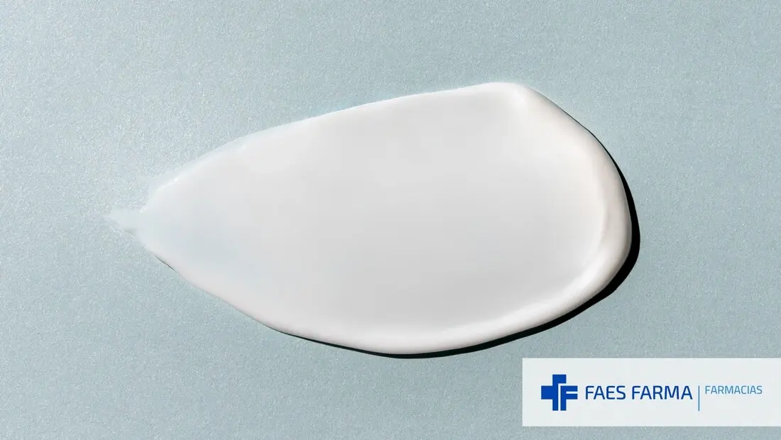 Textura de una crema, una de las formas farmacéuticas semisólidas que más se ven en la farmacia comunitaria.