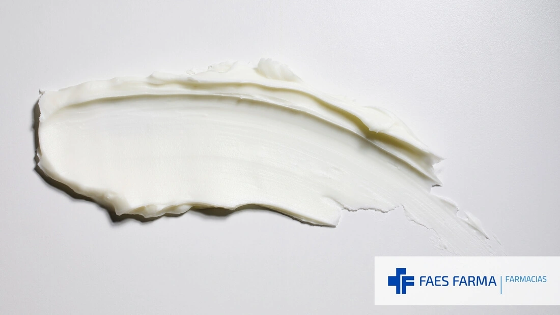 Textura de una pasta, forma farmacéutica semisólida en la que se disponen varios productos de la farmacia.