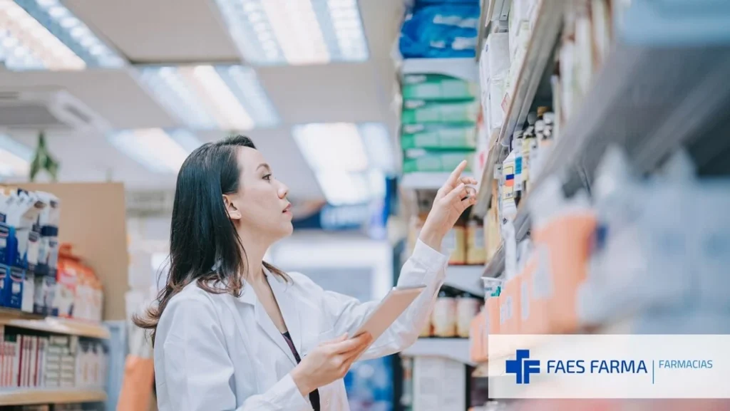 Farmacéutica realizando inventario en su farmacia para tener bien controlado su stock.
