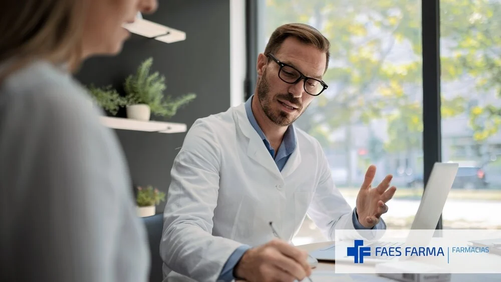 Farmacéutico comunitario realizando en una ZAP el test de Hermes a un paciente que sufre hipertensión arterial.