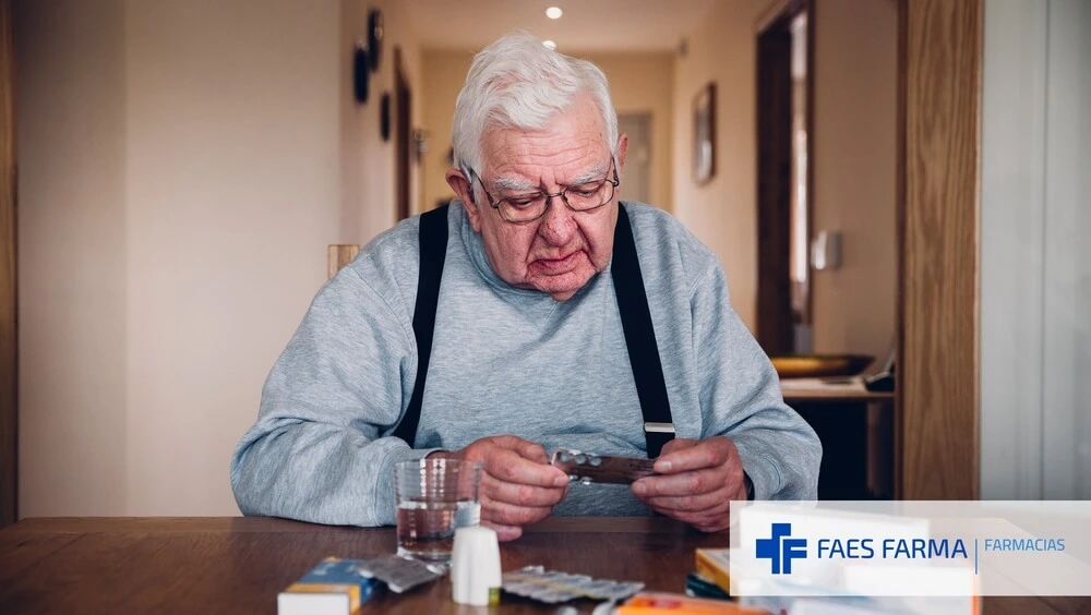 Anciano con su medicación, la cual sería conveniente revisar con base en los criterios STOPP/START.