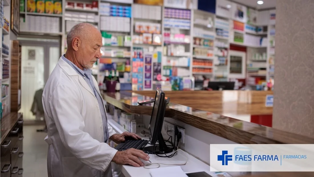 Farmacéutico revisa descuadres para mantener un buen control de su stock.