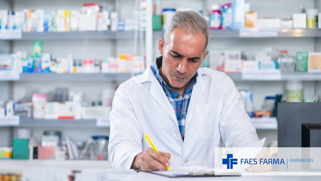 Farmacéutico calculando la facturación para la rentabilidad de su farmacia.