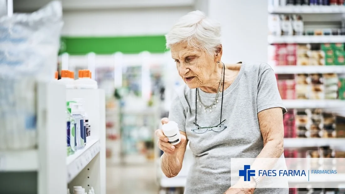 Persona mayor polimedicada cogiendo un producto de la farmacia que podría causarle algún tipo de interacción farmacológica.